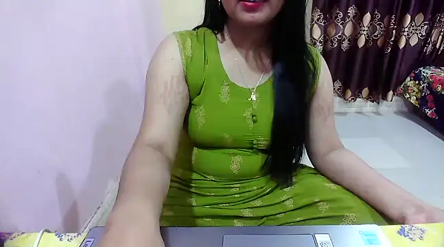 Snapshot of LovelyRose69 chatting on 12.04.24 LovelyRose69 online show from 12.04.24