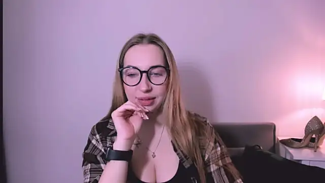 Snapshot of AriaDesire chatting on 04.19.26 AriaDesire online show from 04.19.26