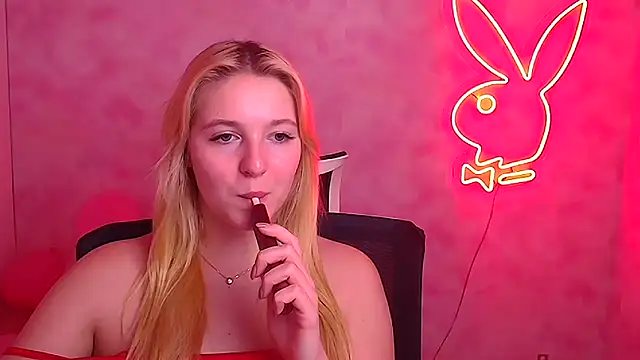 Snapshot of Milka_kiss_ chatting on 02.22.25 Milka kiss online show from 02.22.25