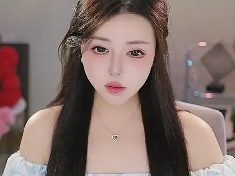 Qiaoqiao  online show from 12.14.25