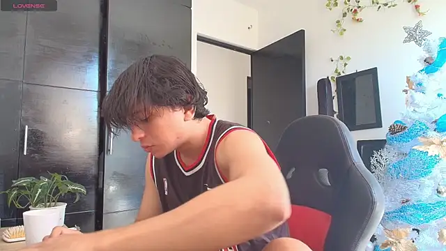 Snapshot of Haruto2001 chatting on 12.26.24 Haruto2001 online show from 12.26.24