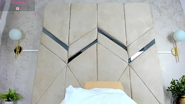 Snapshot of LilitRobins chatting on 10.24.25 LilitRobins online show from 10.24.25