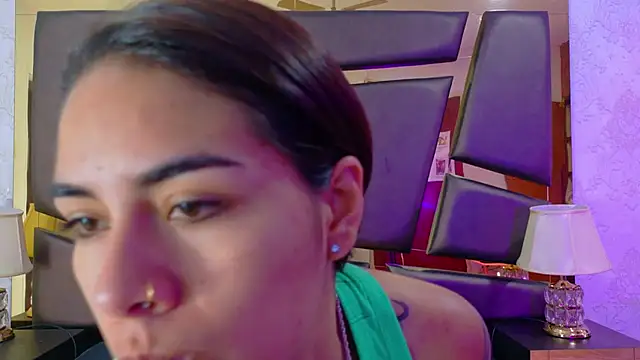 Snapshot of NicoleEsposito chatting on 10.29.25 NicoleEsposito online show from 10.29.25