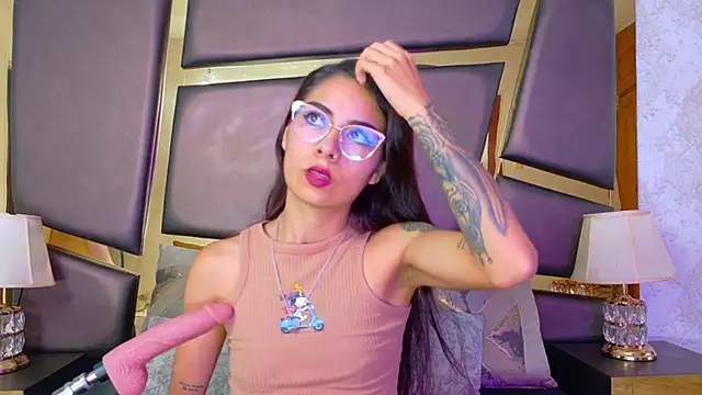 Snapshot of NicoleEsposito chatting on 11.25.25 NicoleEsposito online show from 11.25.25