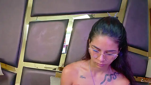 Snapshot of NicoleEsposito chatting on 11.27.25 NicoleEsposito online show from 11.27.25