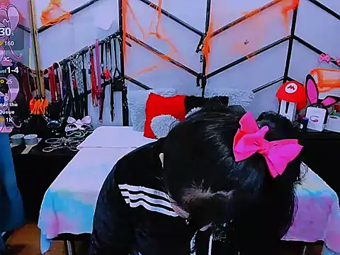 AlanaLuck online show from 10.04.25