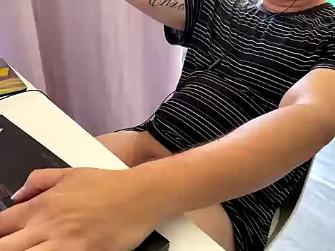 Snapshot of tomazu11 chatting on 01.15.26 tomazu11 online show from 01.15.26