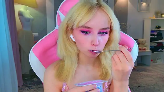 b4by LoL1 online show from 02.01.26