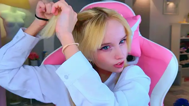 b4by LoL1 online show from 02.13.26