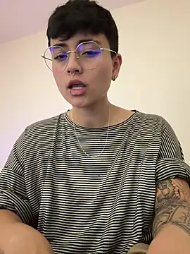 Ashley Chriss online show from 02.21.25