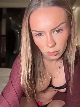 Snapshot of HotBella- chatting on 03.18.25 HotBella- online show from 03.18.25