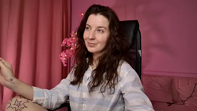 Snapshot of JackieByrd chatting on 09.12.25 JackieByrd online show from 09.12.25