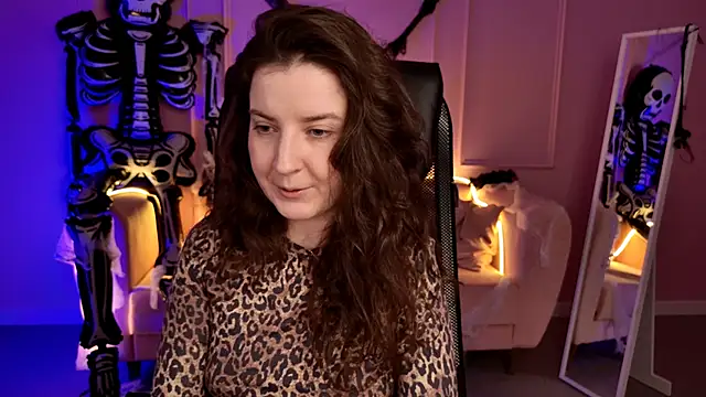 Snapshot of JackieByrd chatting on 10.18.25 JackieByrd online show from 10.18.25