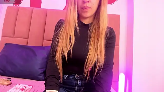 EvaaLovia1 online show from 10.18.25