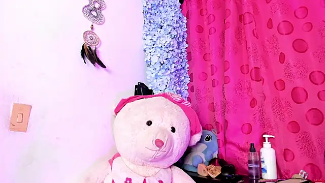 Snapshot of samy_foox chatting on 06.18.26 samy foox online show from 06.18.26