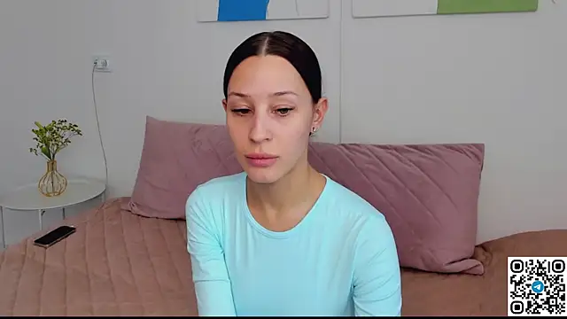 Snapshot of SelenaRousey chatting on 04.02.26 SelenaRousey online show from 04.02.26