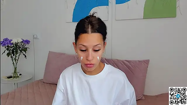 Snapshot of SelenaRousey chatting on 05.29.26 SelenaRousey online show from 05.29.26
