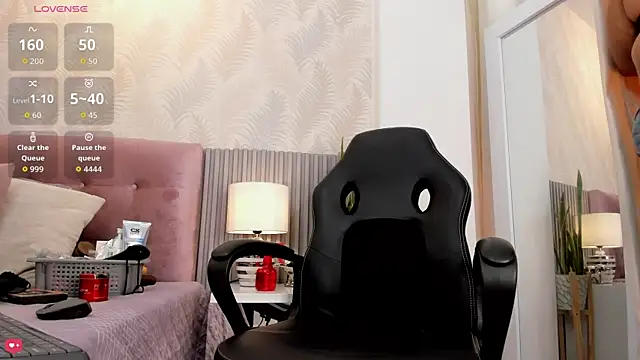 Snapshot of Kimmie_kaboom_x chatting on 11.24.25 Kimmie kaboom x online show from 11.24.25