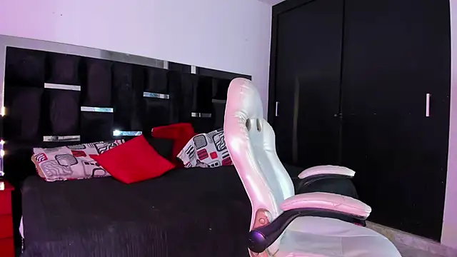 Tasha Sant online show from 11.04.25