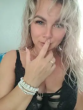 Snapshot of candy_queeen chatting on 06.25.26 candy queeen online show from 06.25.26