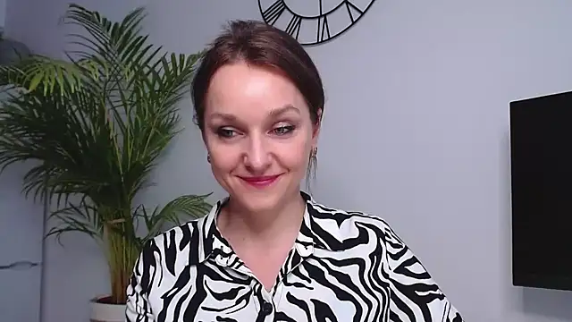 Snapshot of AliciaDesire chatting on 01.08.25 AliciaDesire online show from 01.08.25