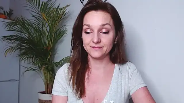 Snapshot of AliciaDesire chatting on 03.19.25 AliciaDesire online show from 03.19.25