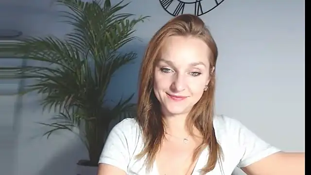 Snapshot of AliciaDesire chatting on 11.19.25 AliciaDesire online show from 11.19.25