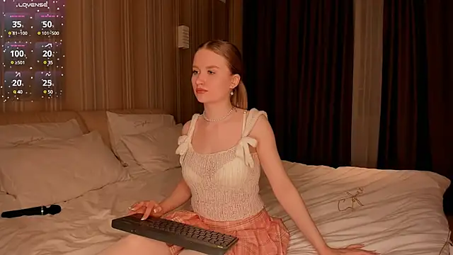 Snapshot of IsabellaTorrance chatting on 02.09.25 IsabellaTorrance online show from 02.09.25