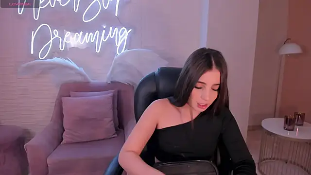 DolcieElliot online show from 01.15.25