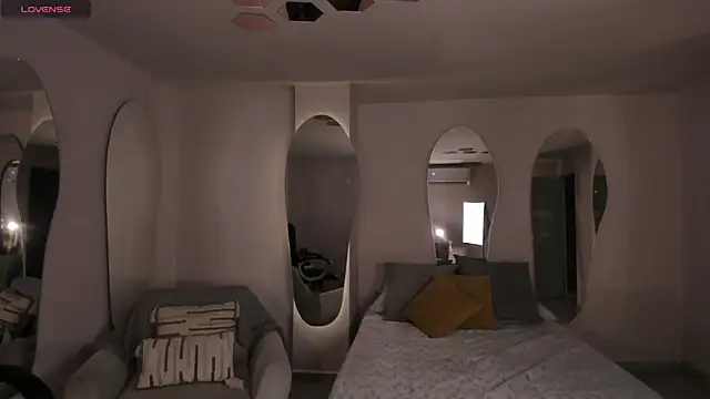 DolcieElliot online show from 02.19.25