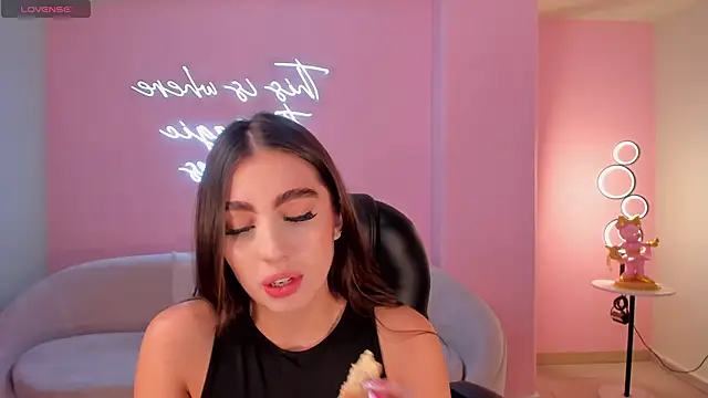 DolcieElliot online show from 02.25.25