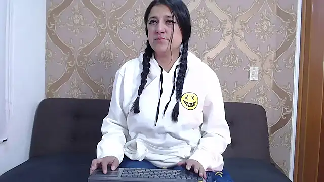 Snapshot of dakota_guirl chatting on 12.17.24 dakota guirl online show from 12.17.24