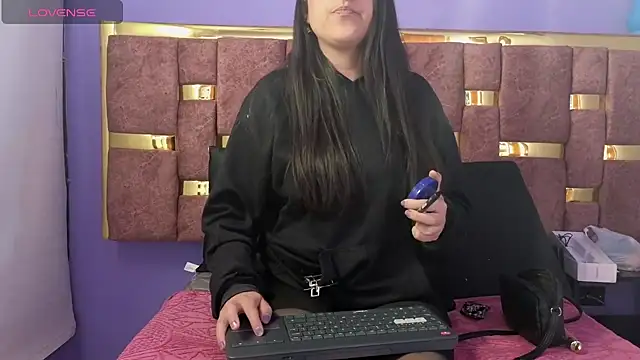Snapshot of dakota_guirl chatting on 03.21.25 dakota guirl online show from 03.21.25