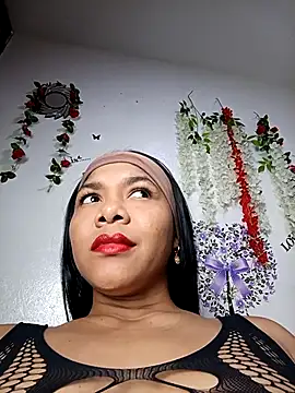 Snapshot of DIORA_Latina chatting on 10.25.25 DIORA Latina online show from 10.25.25