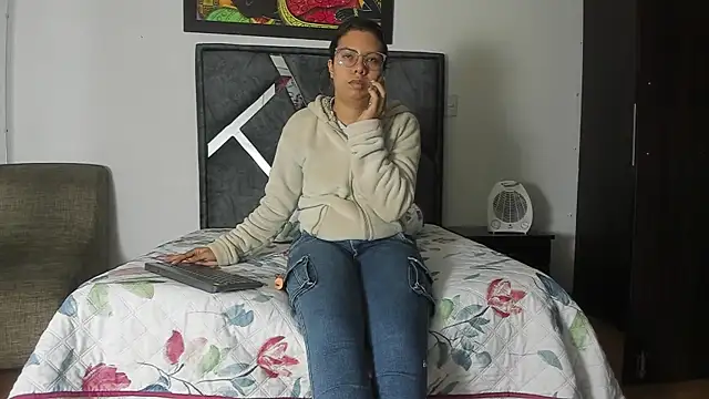 Snapshot of Vahiolet_smith chatting on 10.30.25 Vahiolet smith online show from 10.30.25