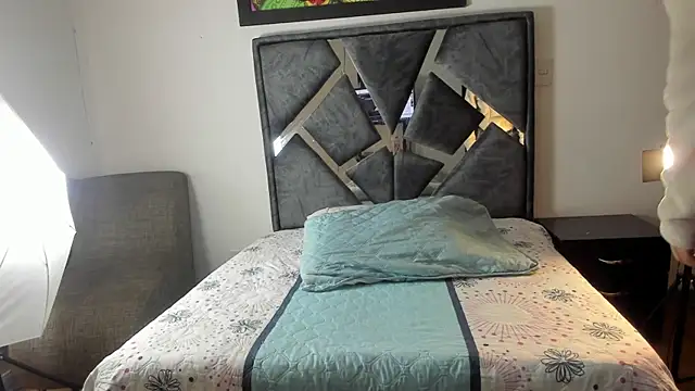 Snapshot of Vahiolet_smith chatting on 10.31.25 Vahiolet smith online show from 10.31.25