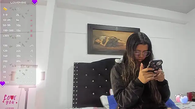 Snapshot of Vahiolet_smith chatting on 11.29.25 Vahiolet smith online show from 11.29.25