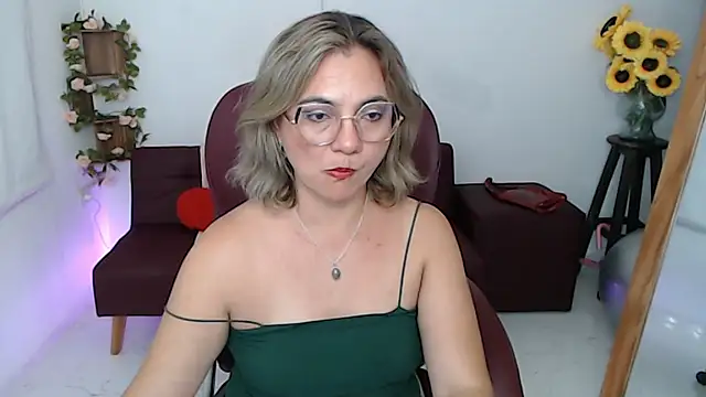 Snapshot of Ghada_milf chatting on 05.25.26 Ghada milf online show from 05.25.26