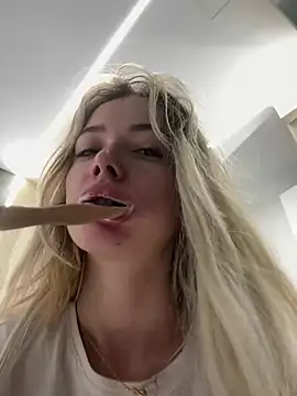 Snapshot of KylieJoyce chatting on 01.08.25 KylieJoyce online show from 01.08.25