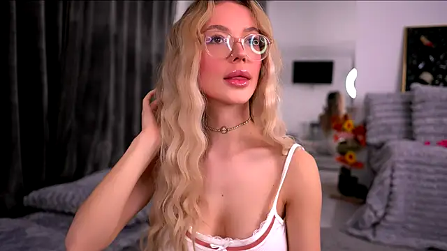 Snapshot of KylieJoyce chatting on 11.28.25 KylieJoyce online show from 11.28.25