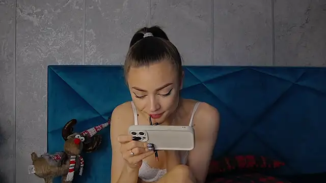 Snapshot of AlyseReuse chatting on 01.26.25 AlyseReuse online show from 01.26.25