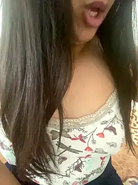 Snapshot of yassminsexy22 chatting on 11.22.25 yassminsexy22 online show from 11.22.25