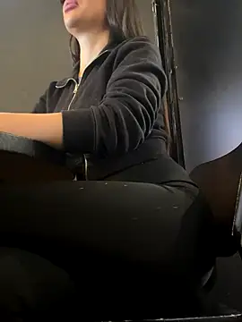 Snapshot of beautydiamond chatting on 10.16.25 beautydiamond online show from 10.16.25