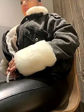 Snapshot of beautydiamond chatting on 10.19.25 beautydiamond online show from 10.19.25