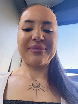 Snapshot of beautydiamond chatting on 10.29.25 beautydiamond online show from 10.29.25