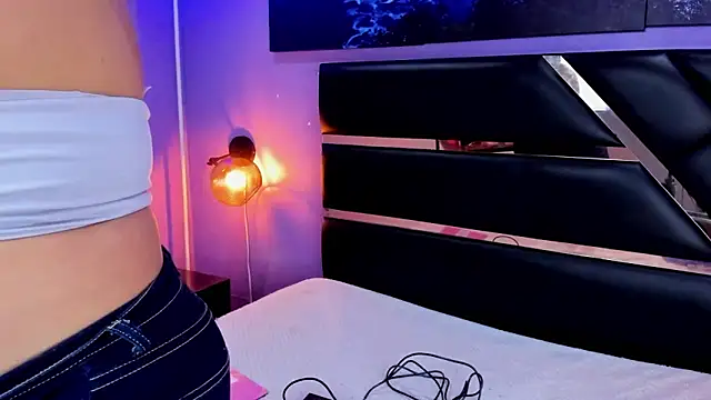 Snapshot of Emma_monserrat chatting on 06.19.26 Emma monserrat online show from 06.19.26