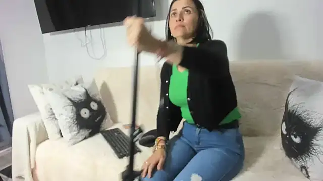 Emma Jnes online show from 02.25.25