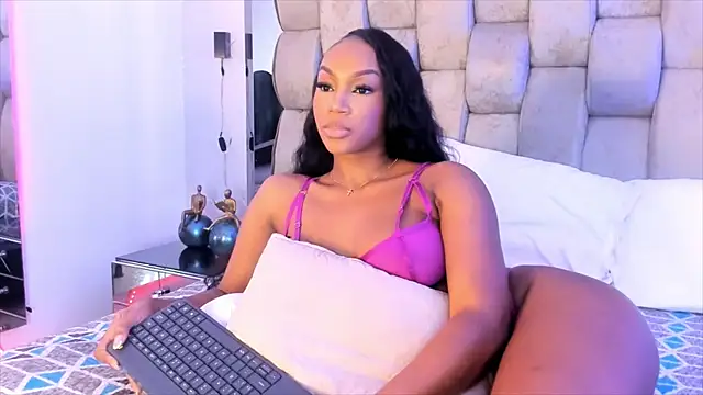 Snapshot of ChaynnaCooper chatting on 01.18.25 ChaynnaCooper online show from 01.18.25