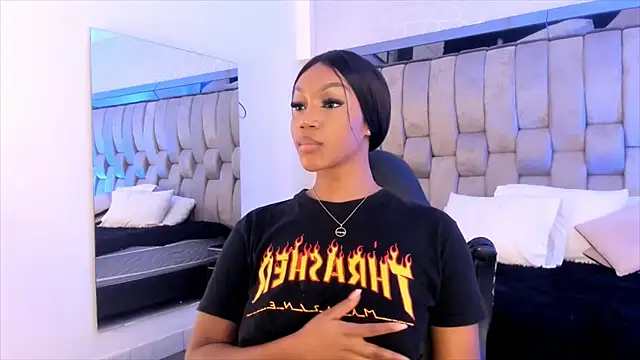 Snapshot of ChaynnaCooper chatting on 02.01.25 ChaynnaCooper online show from 02.01.25