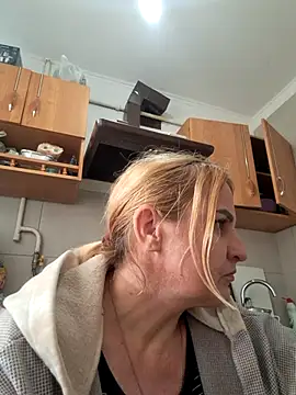 Snapshot of Malichkaanna30 chatting on 09.17.25 Malichkaanna30 online show from 09.17.25